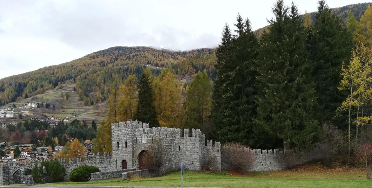 Un Nido Nella Torre Del Castello Apartman Ponte Di Legno Kültér fotó